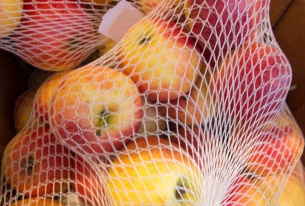 Photo les pommes fraîches, sucrées et les fruits sains font partie d'une nutrition équilibrée