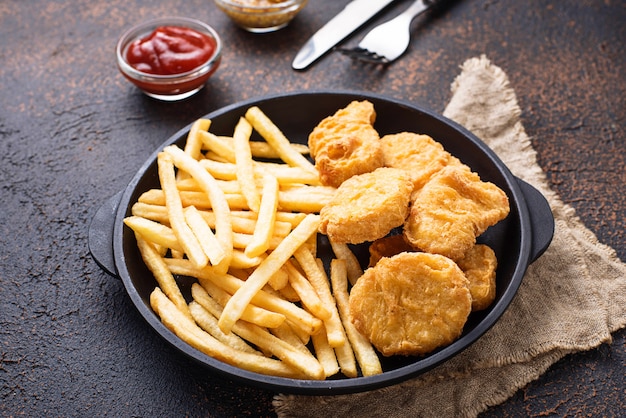 Pommes frites et nuggets de poulet