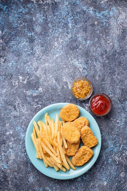 Pommes frites et nuggets de poulet