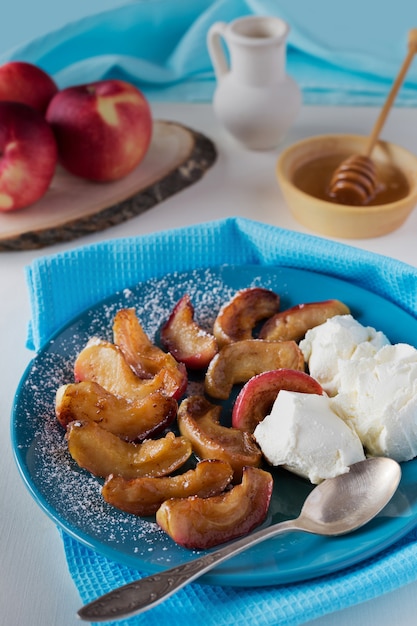 Pommes frites sur une plaque bleue