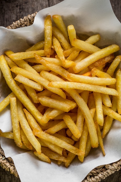 Pommes frites sur une table en bois