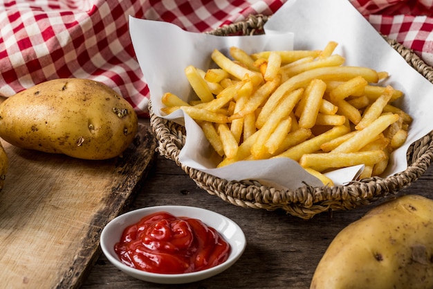 Pommes frites sur une table en bois