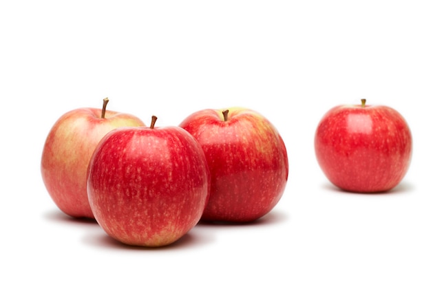 Pommes fruits sur blanc