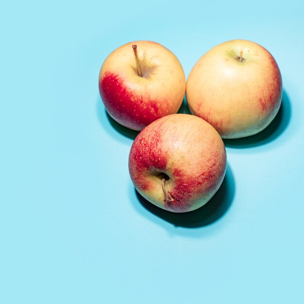 Pommes sur l'image d'art de fond bleu.