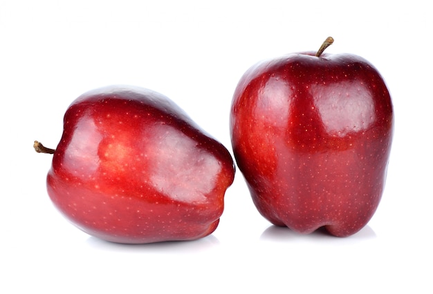 Pommes isolés sur fond blanc.