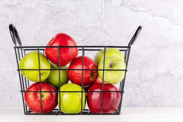 Pommes de jardin rouges et vertes