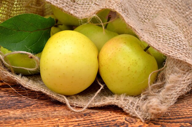 Pommes jaunes dans un sac se bouchent