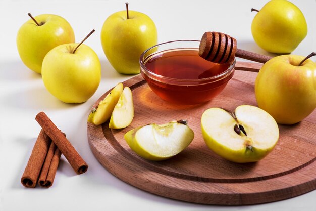 Pommes jaunes entières et coupées mûres fraîches avec du miel