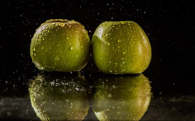 Pommes jaunes fraîches juteuses avec des gouttes d'eau