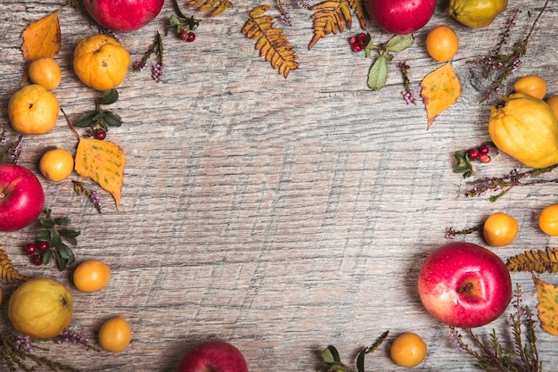 Pommes jaunes et rouges pommes sur la vieille table en bois. fond d'automne. Le concept d'une alimentation saine, d'un régime alimentaire. Vue de dessus.