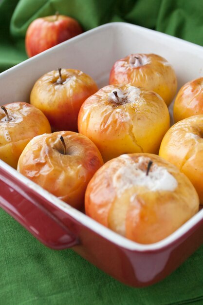 Pommes juteuses cuites au four sous forme pour la cuisson