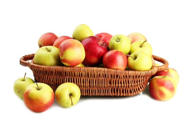 Pommes juteuses dans le panier isolé sur blanc