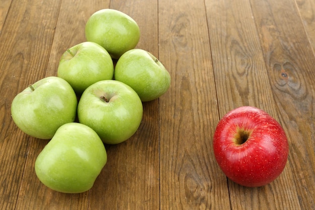 Pommes juteuses sur table en bois