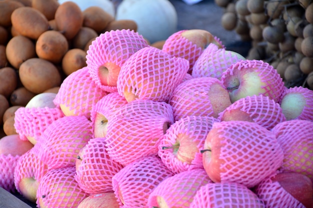 Des pommes sur le marché