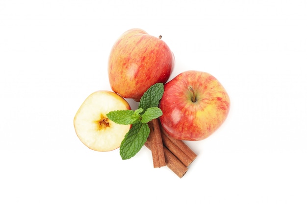 Pommes, menthe et cannelle isolés sur blanc. Traitement naturel