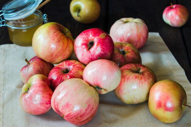 Pommes et miel sur une serviette