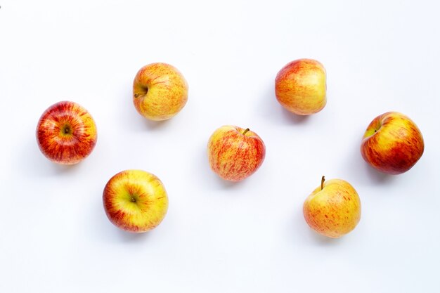 Pommes mûres sur blanc. Vue de dessus