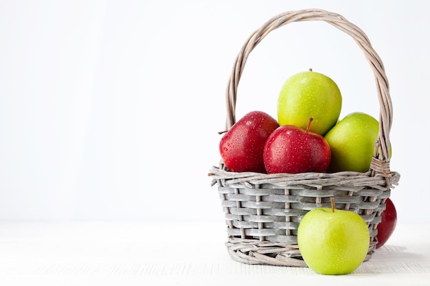 Pommes mûres colorées dans le panier