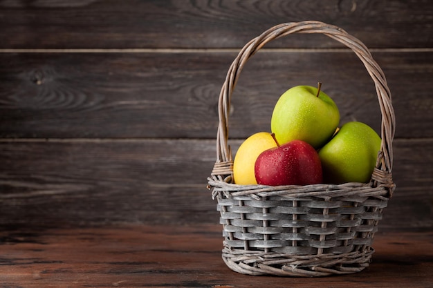 Pommes mûres colorées dans le panier