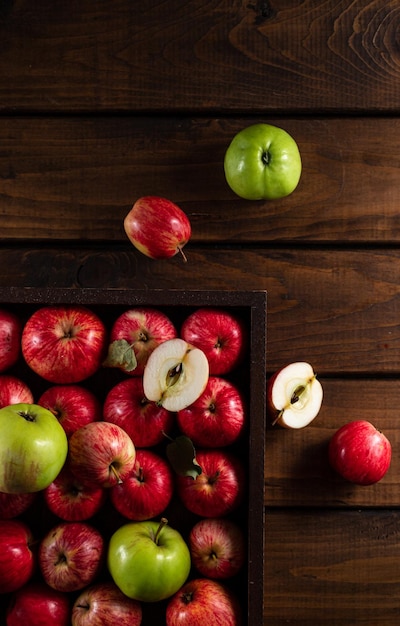 Pommes mûres et une coupée en deux