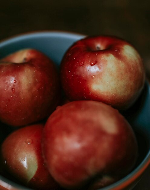 Pommes mûres fraîches dans un bol