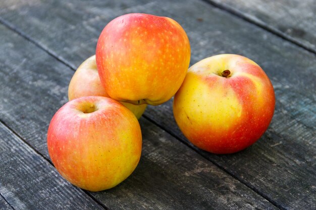 Pommes mûres fraîches sur une table en bois rustique