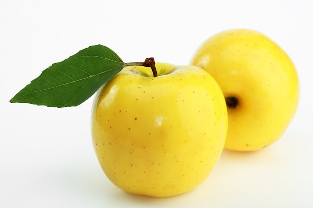 Pommes mûres jaunes sur fond blanc