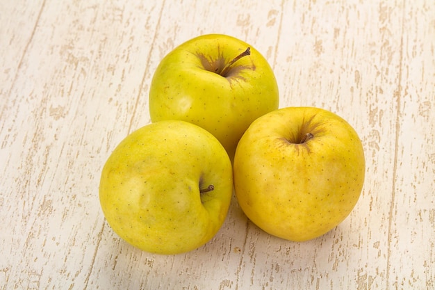 Pommes mûres jaunes