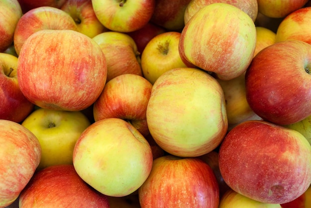 Pommes mûres rouges dans le supermarché