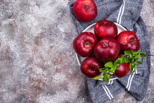 Pommes mûres rouges fraîches sur fond gris