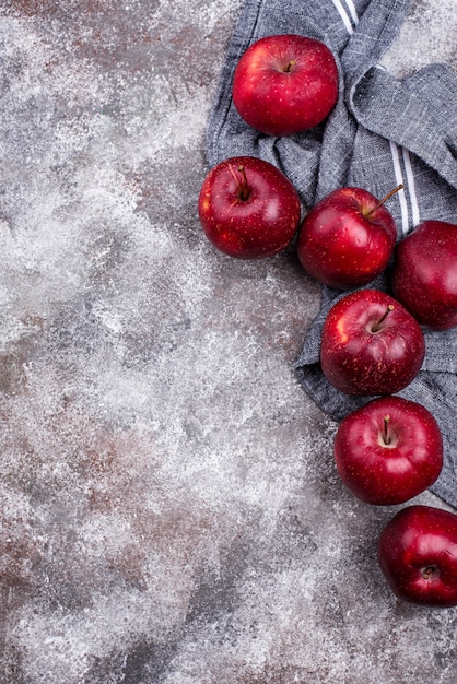 Pommes mûres rouges fraîches sur gris