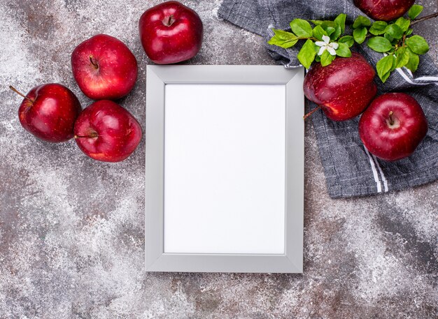 Pommes mûres rouges fraîches sur tableau gris