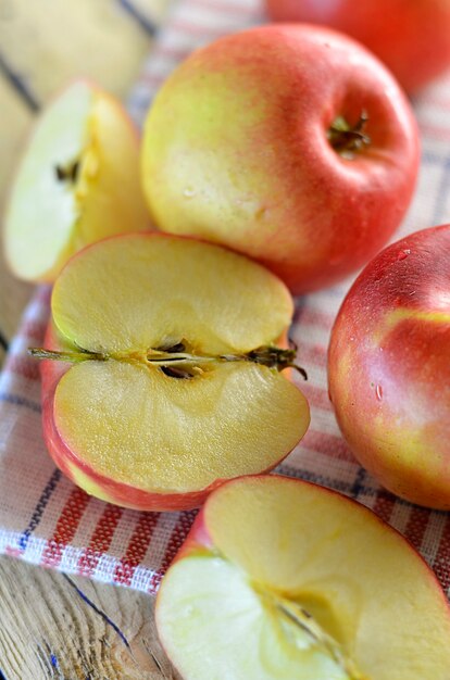 Pommes mûres rouges sur une surface en bois