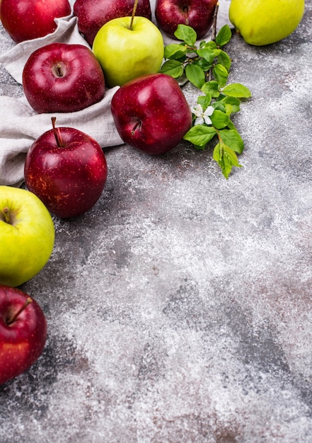 Pommes mûres rouges et vertes fraîches sur gris. Vue de dessus