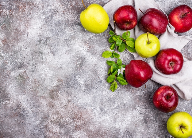 Pommes mûres rouges et vertes fraîches