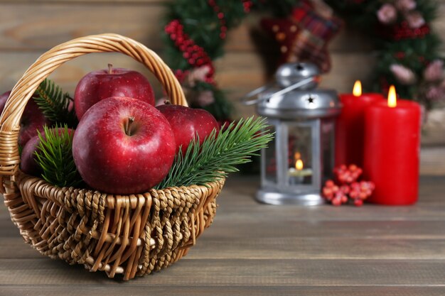 Pommes de Noël sur table en bois