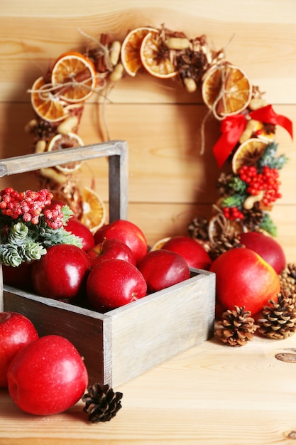 Pommes de Noël sur table en bois