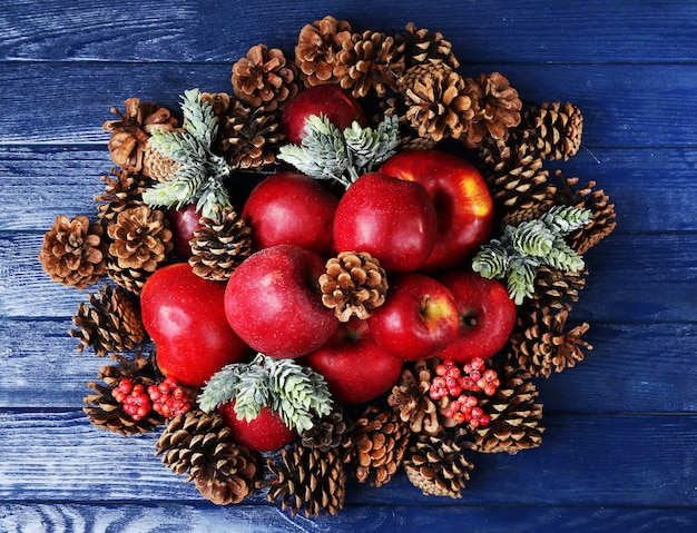 Pommes de Noël sur table en bois