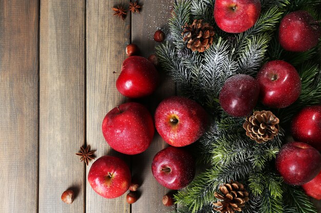 Pommes de Noël sur table en bois