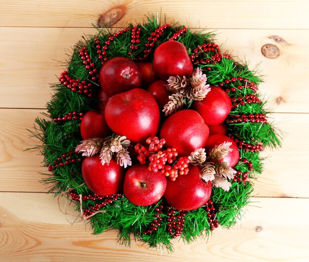 Pommes de Noël sur table en bois