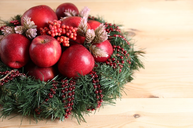 Pommes de Noël sur table en bois