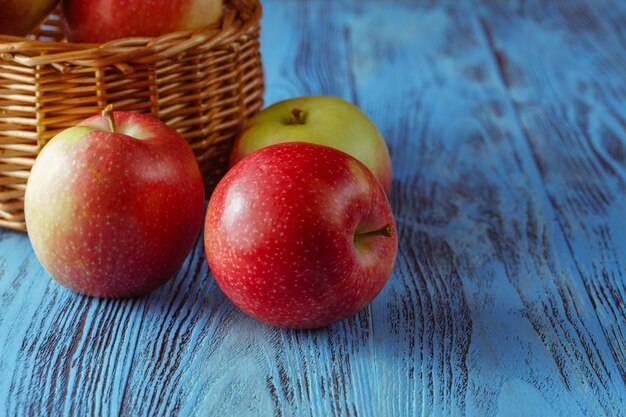 Pommes en panier sur bois