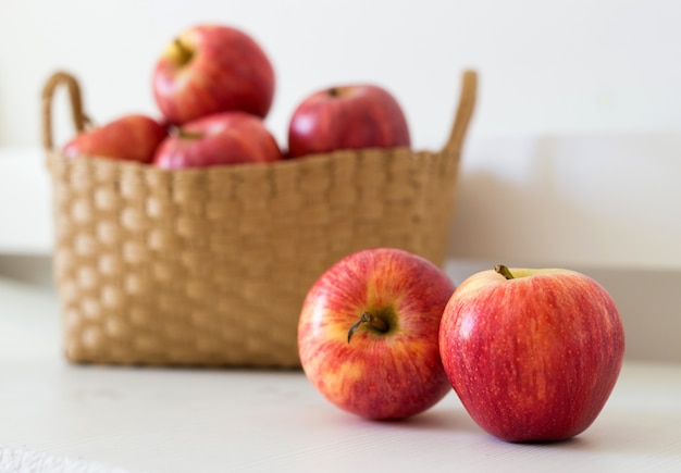 pommes avec un panier derrière