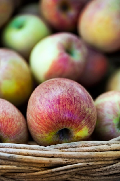 Pommes sur un panier