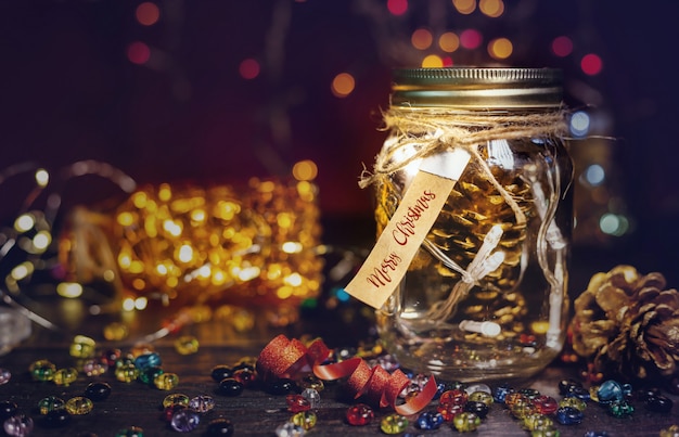 Pommes de pin dans un bocal en verre, fond de décoration de Noël.