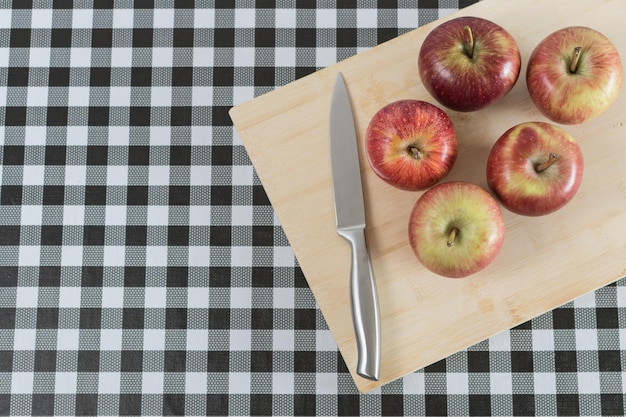 Pommes sur planche de bois