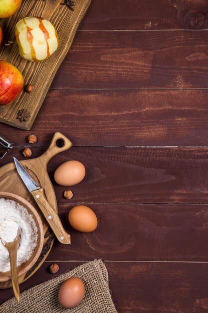 Pommes de récolte d'automne pour la cuisson des gâteaux sucrés. Fond avec fond