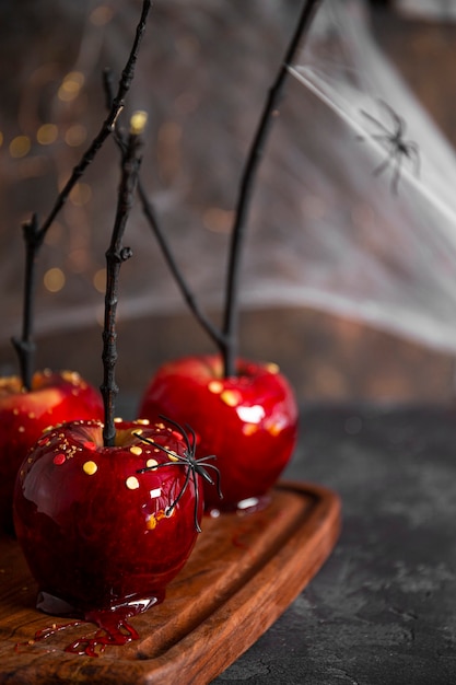 Pommes rouges au caramel avec un décor festif halloween un régal original pour un halloween festif