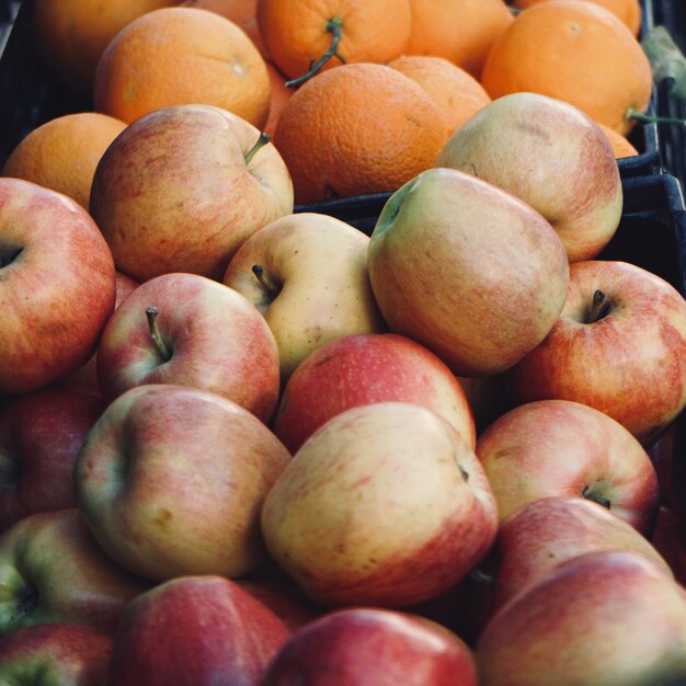 pommes rouges au marché, aliments sains et fruits savoureux