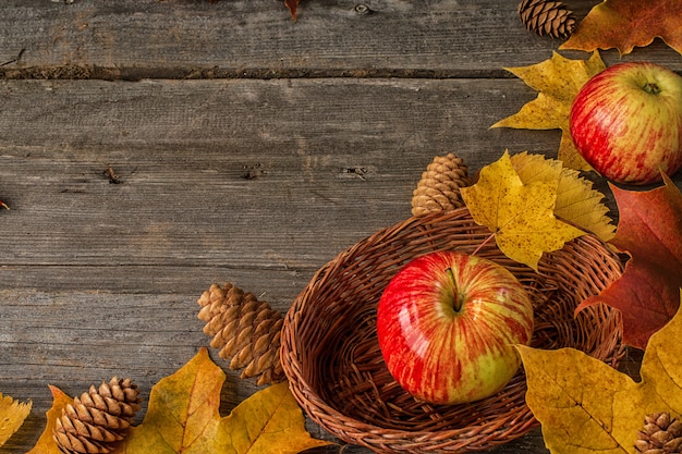 Pommes rouges en automne laisse vue de dessus